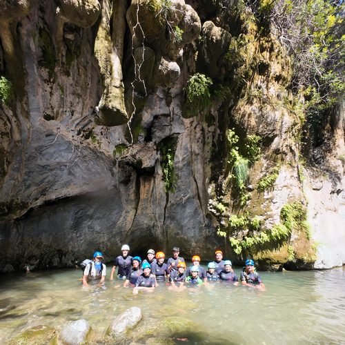Grupo en poza natural de barranquismo