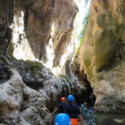 Cañón estrecho en descenso de barrancos