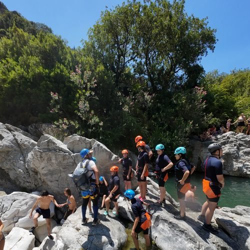 Grupo sobre rocas junto al río